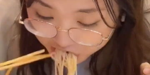 外网小姐姐吃螺蛳粉,外网小姐姐的味蕾探险记